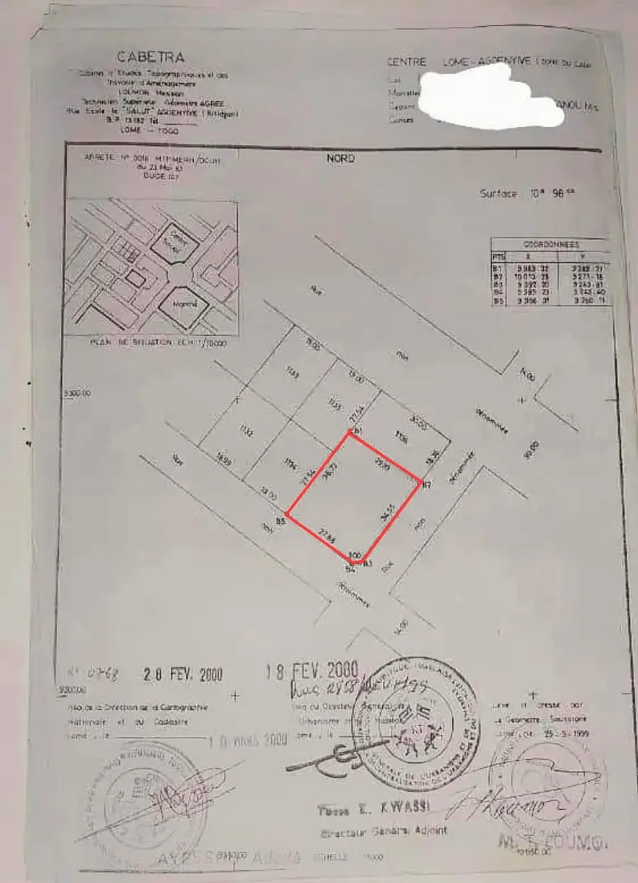 Vente d'une parcelle bâtie à Agoè Sogbossito Marché, 4 pièces, 900 m², angle de rue – 35 millions FCFA