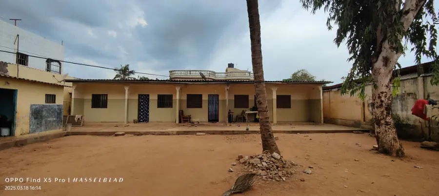 Vente d'une maison à Agoè Assiyeyé, 5 pièces sur 1 lot (599 m²), à 400 m du goudron – 45 millions FCFA