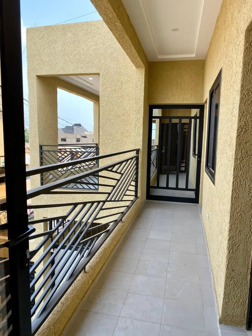 Appartement meublé 3 chambres à louer au bord du goudron à Léo 2000, Agoè – 600 000 FCFA