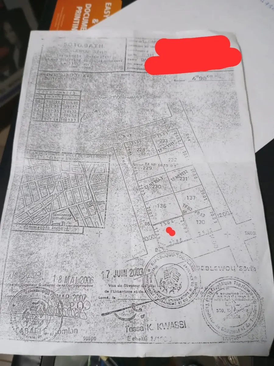 Vente de terrain à Agbodrafo, près de 3 lots (1708 m²), 2 angles de rues, bord du goudron – 25 millions FCFA le lot