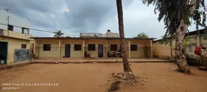 Vente d'une maison à Agoè Assiyeyé, 5 pièces sur 1 lot (599 m²), à 400 m du goudron – 45 millions FCFA