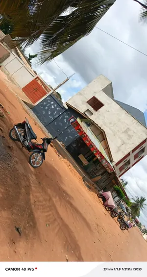 Terrain 1/4 de lot en vente à Agoè Sogbossito, angle de rue, avec pièces et boutiques – 17 millions FCFA