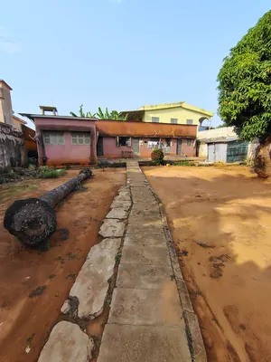 Maison ancienne 4 pièces à raser en vente sur 1 lot à Tokoin Hôpital – 80 000 000 FCFA — photo 3