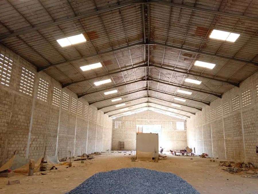 Entrepôt 432 m² à louer à Baguida – 2 millions FCFA par mois
