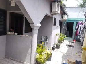 Maison 5 pièces en vente sur ¼ de lot angle de rue à Agoè Quartier Belgique – 15 millions FCFA