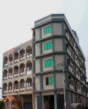 Vente d'un immeuble à Bé Kpéhénou, 2 compartiments (R+4 et R+3), 24 appartements + magasins, bord du goudron – 500 millions FCFA — photo 1