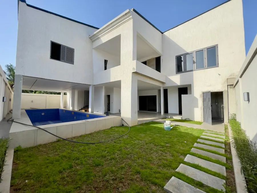 Villa duplex meublée 4 chambres avec piscine en location à Tokoin Séminaire Wuiti – 1 500 000 FCFA
