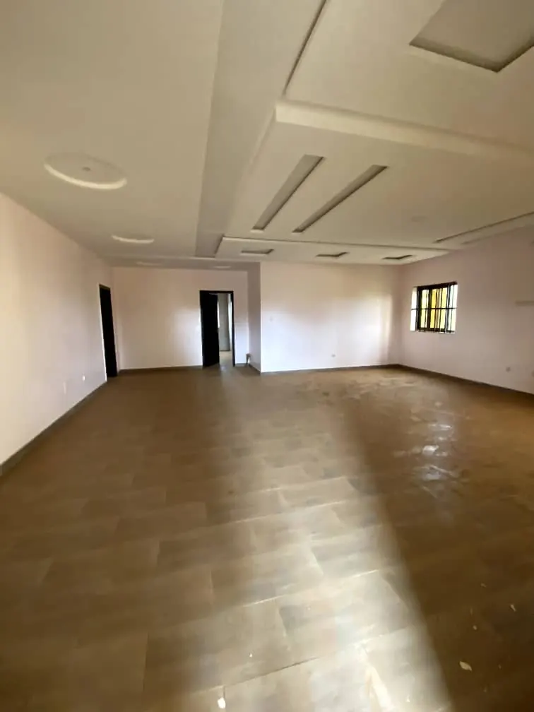 Villa duplex 5 chambres à louer à Sogbossito, proche du goudron – 650 000 FCFA/mois