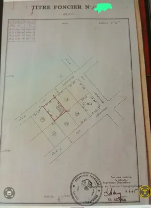 Terrain de 538 m² avec bâtiments en vente à Bè Château à 30 m du goudron – 100 millions FCFA