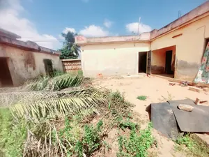 Vente d'un terrain à Agoè Assiyéyé Minamadou, demi-lot, angle de rue, villa existante – 30 millions FCFA