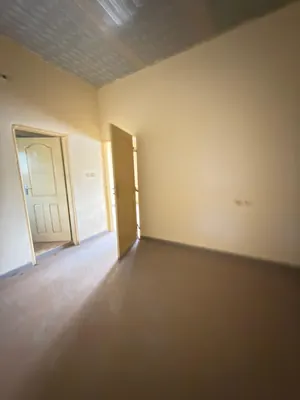 Vente d'une maison à Zanguera Dangbéssito, demi-lot 300 m², 3 appartements de 2 pièces, proche du goudron – 27 millions FCFA — photo 3