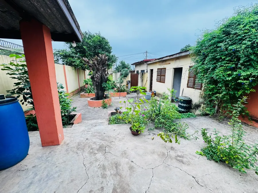 Maison 2 chambres 341 m² à vendre à Klikamé derrière le lycée et le restaurant Le Rafiti – 50 millions FCFA
