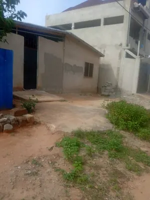 Terrain angle de rue 1/4 de lot avec construction 2 pièces en vente à Ségbé – 10 millions FCFA — photo 2