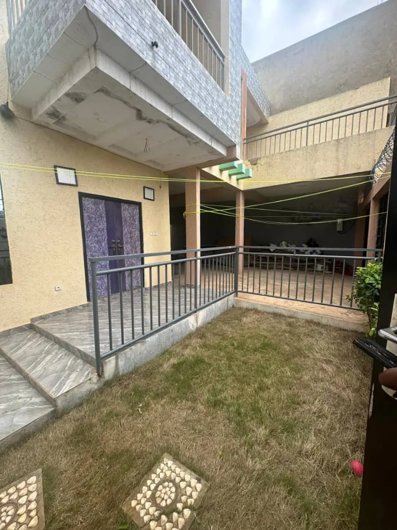 Vente d'une villa à Ségbé Akato Démé, récente, sur 300 m², avec dépendance, jardin et garage 4 voitures – 65 millions FCFA négociable