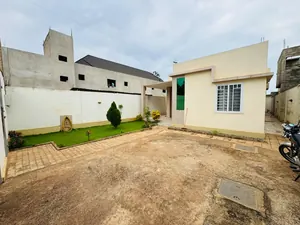 Vente d'une villa à Ségbé avant l'église catholique Akato, meublée, 3 chambres, 300 m², avec dépendance et jardin – 63 millions FCFA — photo 3