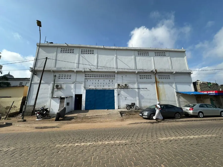 Entrepôt de plus de 600 m² à vendre en bordure de route à Colombe de la Paix – Lomé centre – titre foncier disponible