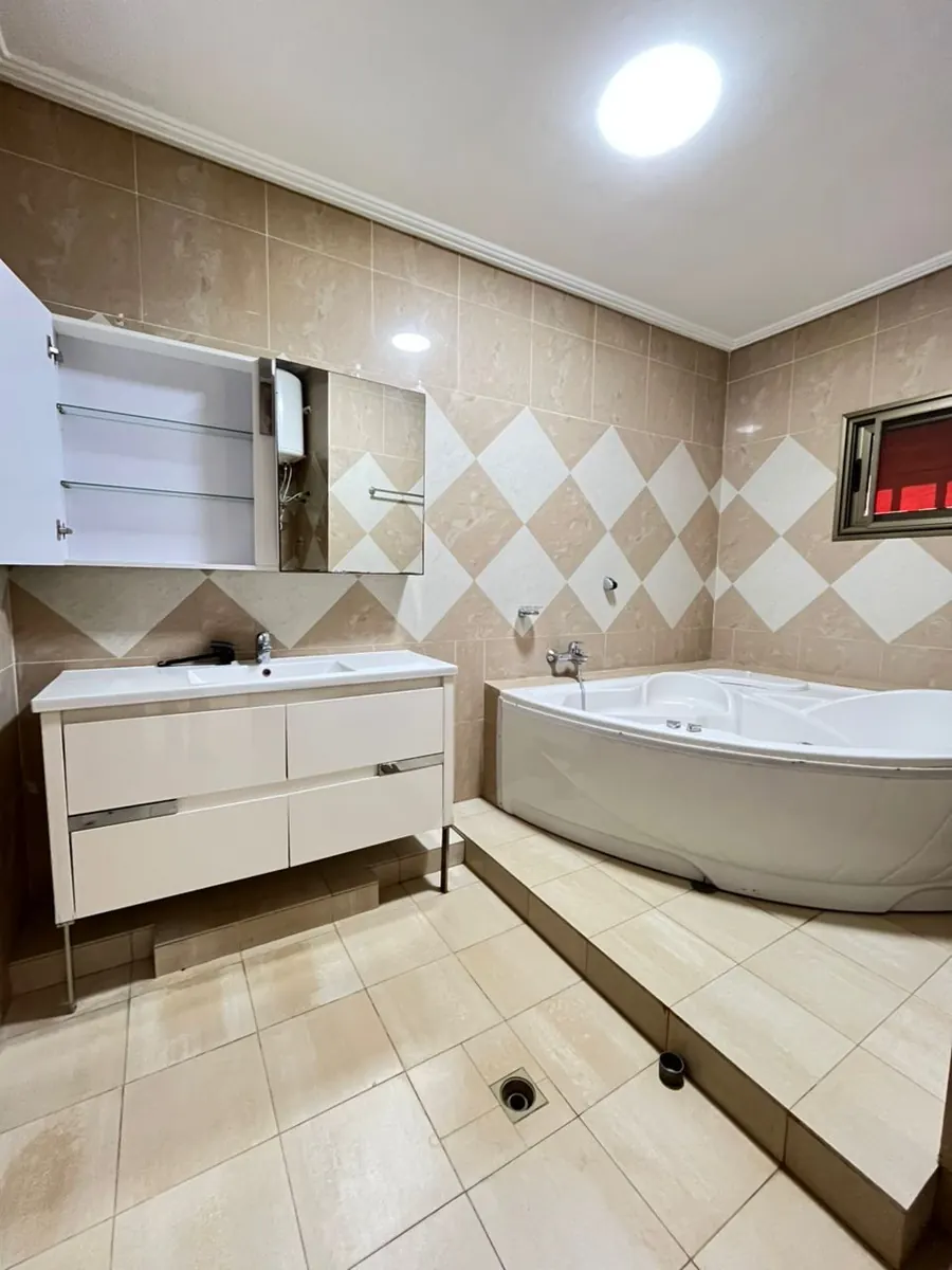 Villa basse avec piscine en location à la Caisse – 4 chambres – 2 millions FCFA/mois