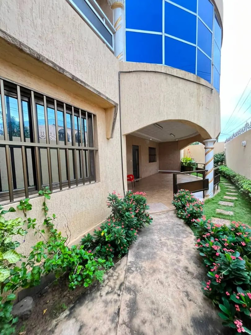 Villa duplex 18 chambres à louer à Nyekonakpoè – 1 500 000 FCFA/mois