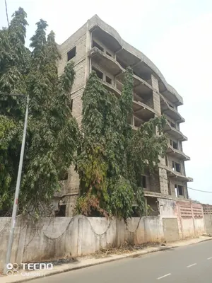 Terrain de 1497 m² avec immeuble R+5 inachevé en vente à Tokoin Cica, à 100 m de la Nationale N°1 – 1,3 milliard FCFA — photo 2