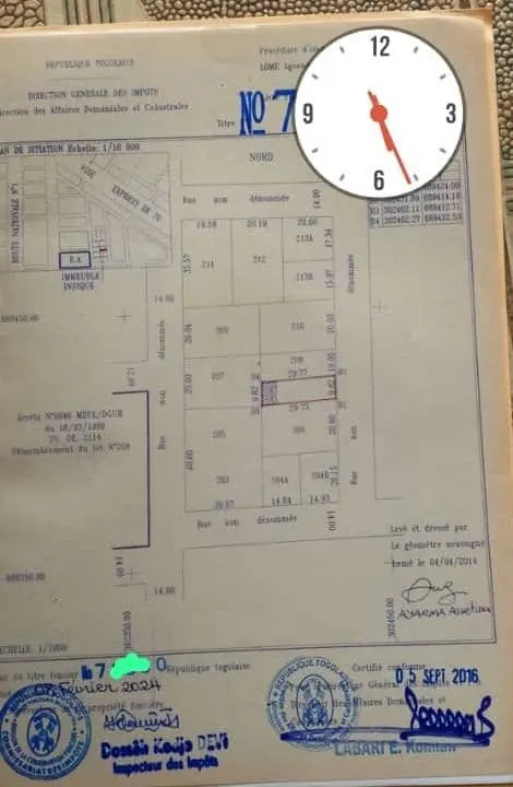 Terrain demi-lot 300 m² avec chambre et salon en vente à Agoe Sorade – 25 millions FCFA