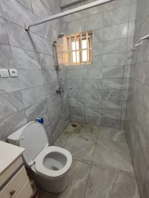 Villa triplex meublée 7 chambres à louer à Attiégou avec piscine et terrain de basketball – 1 700 000 FCFA/mois — photo 4