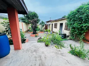 Maison 2 chambres 341 m² à vendre à Klikamé derrière le lycée et le restaurant Le Rafiti – 50 millions FCFA