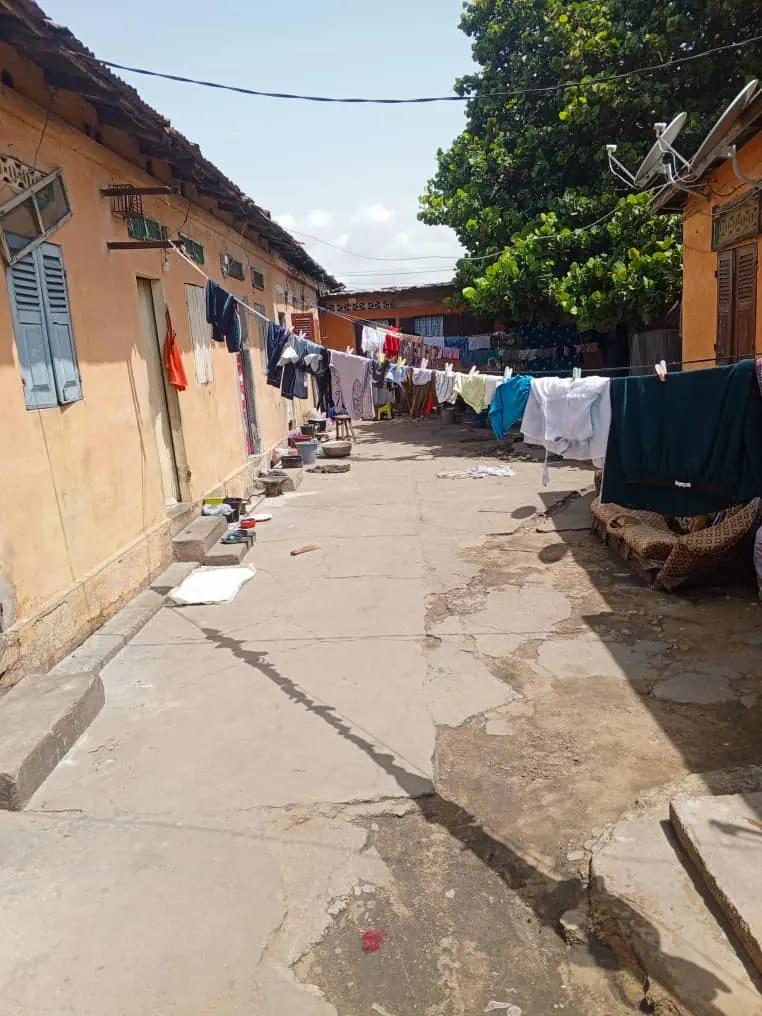 Maison de location en vente à Bè-Plage, angle de rue, face au CEG – 70 millions FCFA