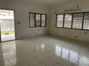 Vente de villas jumelles à Ablogamé, 4 chambres chacune, angle de rue, avec jardin et garage – 250 millions FCFA à débattre — photo 4