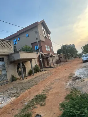 Vente d'un terrain à Apessito, demi-lot clôturé, à 300 m de la grande voie – 8 millions FCFA — photo 3