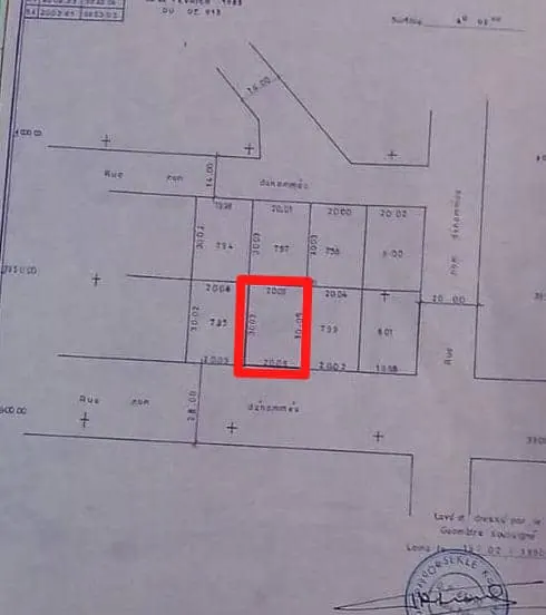 Vente d'une maison à Agoè Minamadou, 5 chambres sur 1 lot (600 m²), face grande voie, 2 bâtiments + 2 boutiques – 70 millions FCFA