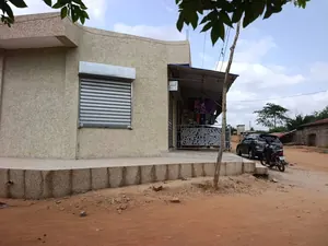 Vente d'un terrain à Zanguéra, demi-lot clôturé à 20 m du goudron – 23 millions FCFA — photo 6
