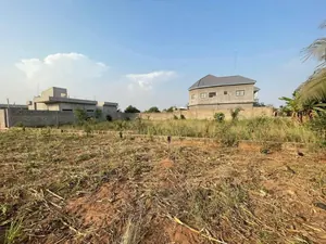 Vente d'un terrain à Zanguera Atidjin, demi-lot carré en angle de rue, proche de la plage – 10 millions FCFA