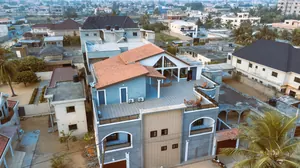 Vente d'une villa duplex meublée à Agodéké, 12 chambres, 600 m², titre foncier personnel – 250 millions FCFA — photo 1