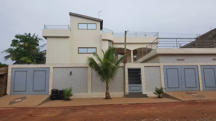 Villa duplex 6 chambres sur 1 lot à vendre à Hedzranawoé – 240 millions FCFA