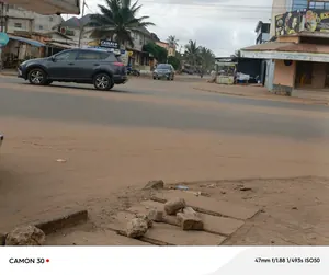 Vente d'un terrain à Minamadou 1, moins d'¼ de lot (10×10 m), 4 boutiques, angle de rue face au goudron – 25 millions FCFA à débattre — photo 5