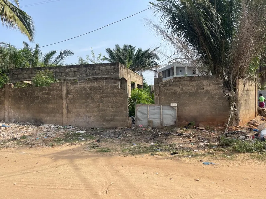Villa inachevée 3 chambres à vendre en angle de rue à Avenou – 45 millions FCFA