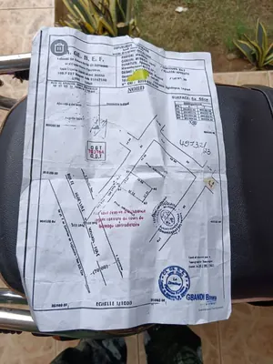 Vente d'un terrain à Apessito, 1 lot (600 m²), accès direct à la voie de 70 m – 18 millions FCFA