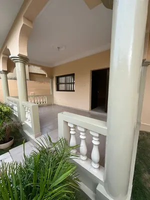 Villa duplex 6 chambres à louer à Djidjolé, proche du goudron – 550 000 FCFA/mois