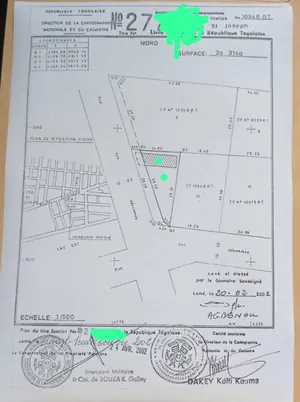 Vente de terrain à Noukafou Super Taco, demi-lot avec construction 3 chambres salon, à 30 m du goudron – 38 millions FCFA à débattre