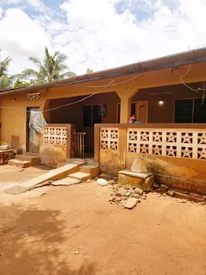 Vente d'une maison à Légbassito près du marché, 2 chambres + salon, à 100 m du goudron CEDEAO – 18 millions FCFA négociable — photo 8
