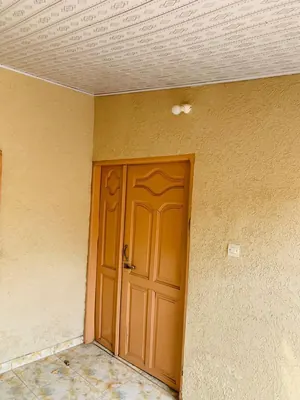 Maison de location à vendre sur demi-lot à Adetikopé, route d'Avéta – 32 millions FCFA — photo 2