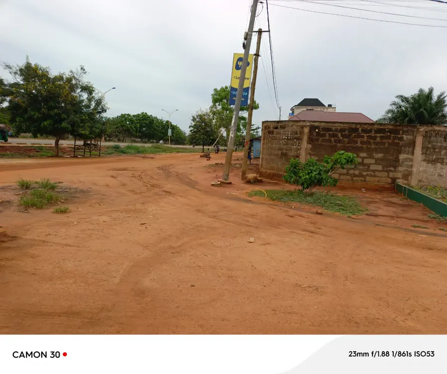 Terrain 1800 m² en vente en bordure de voie à Agoé Sogbossito – 350 millions FCFA