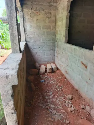 Maison inachevée 6 pièces en vente sur demi-lot à Aképédo avant péage – 14,5 millions FCFA — photo 2