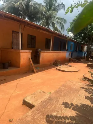 Vente d'une maison à Adetikopé Kladjemé, demi-lot avec 3 chambres salon, 2 pièces simples et boutique – 15 millions FCFA à revoir — photo 5