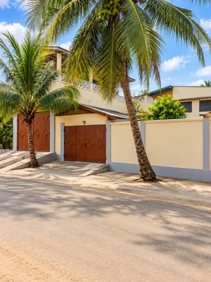 Vente d'une villa à Avépozo côté non plage, R+1 sur 1 lot (600 m²), 8 chambres, à 500 m du goudron RN2 – 65 millions FCFA — photo 2