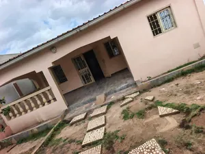 Vente d'une villa à Légbassito Madjikpéto, 2 chambres, proche du goudron – 35 millions FCFA