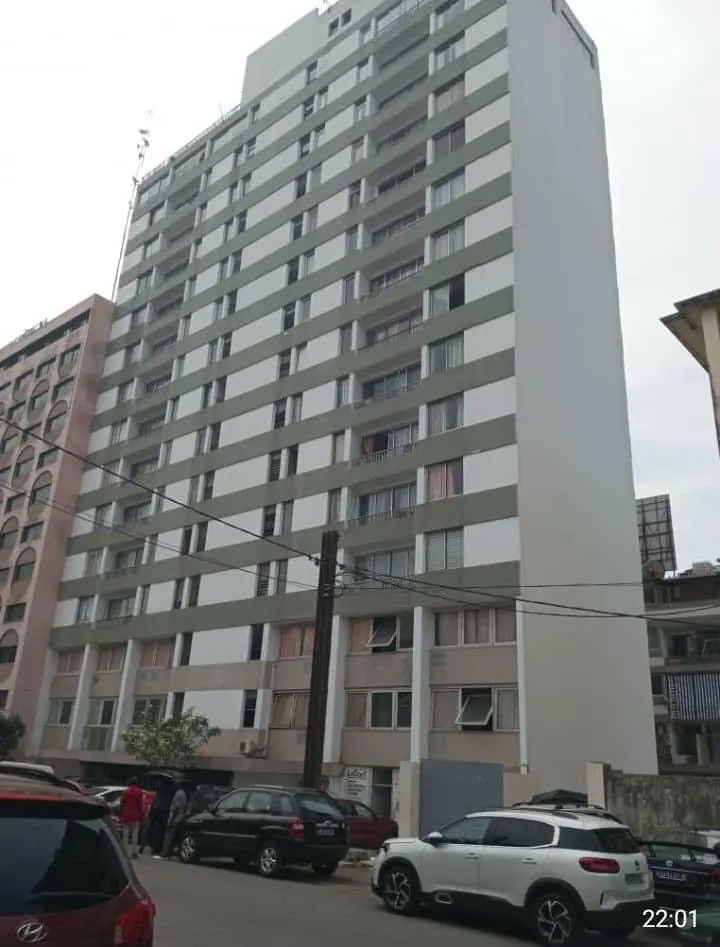 Immeuble R+15 de 35 appartements et 7 locaux à vendre au Plateau, Abidjan – 1 200 m² – 15 milliards FCFA