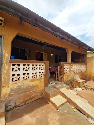Vente d'une maison à Légbassito près du marché, 2 chambres + salon, à 100 m du goudron CEDEAO – 18 millions FCFA négociable — photo 5