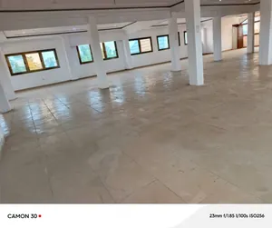 Boutique 334 m² à louer en angle de rue à Tokoin Ramco – 500 000 FCFA/mois