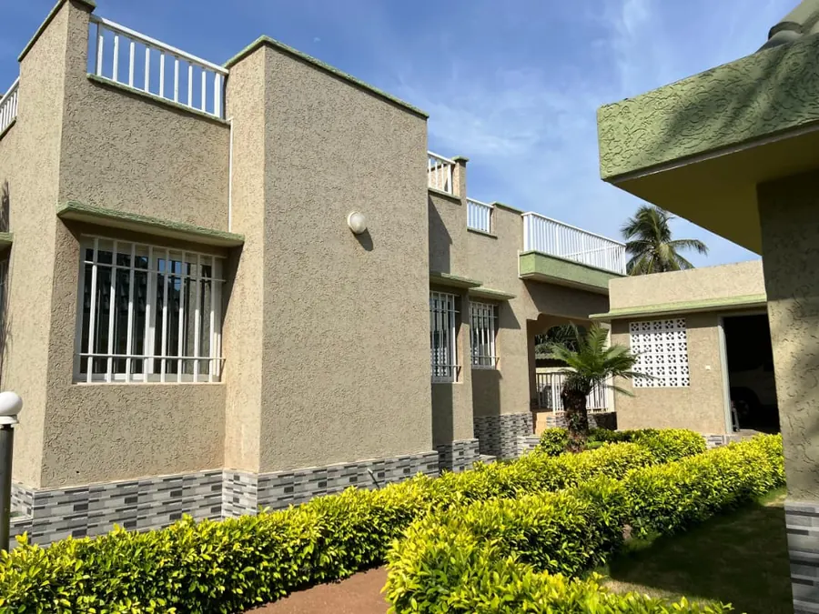 Villa 5 pièces en vente à Avenou (côté restaurant Factory) à 80 mètres du goudron – 365 000 000 FCFA